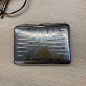 Retro card holder wallet. Tin card case with elastic bands.
